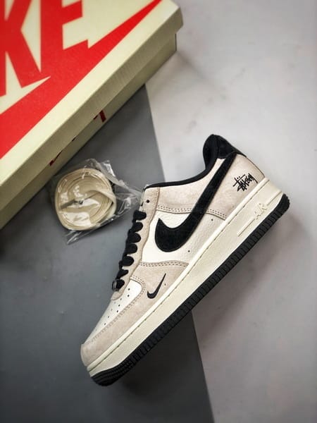 Stussy x Air Force 1 Low Creme e Preto - Vista 8