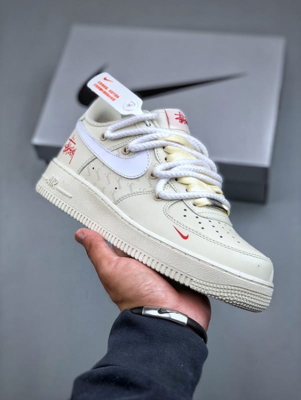 Stussy x Nike Air Force 1 Low 07 - Vista 1