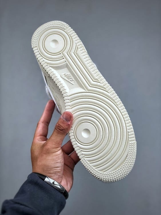 Stussy x Nike Air Force 1 Low 07 - Vista 3