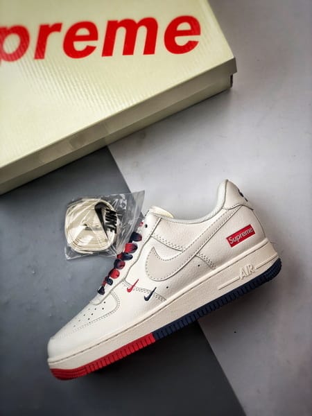 Sup x Air Force 1 Low Branco, Azul e Vermelho - Vista 8