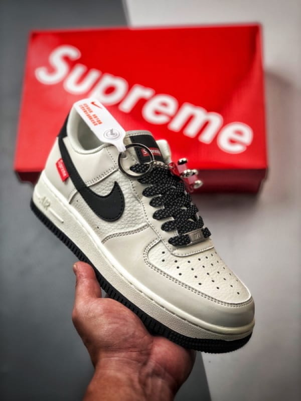 Sup x Air Force 1 Low Branco e Preto Refletivo - Vista 1