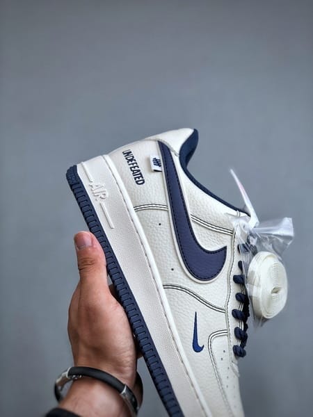 Undefeated x Nike Air Force 1 Low - Vista 5