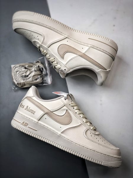 Vlone x Air Force 1 Low Creme e Khaki Claro - Vista 6