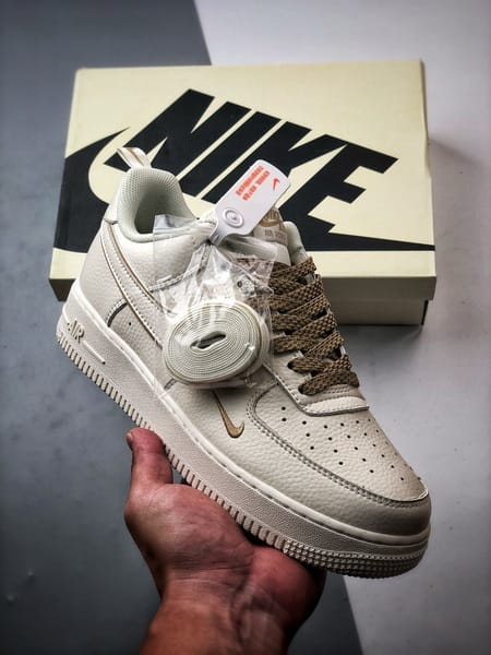 Air Force 1 '07 Low Creme e Castanho - Vista 1