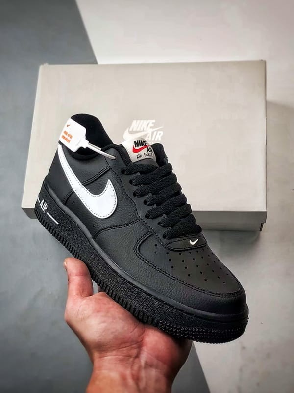 Air Force 1 '07 Low Preto e Branco - Vista 1