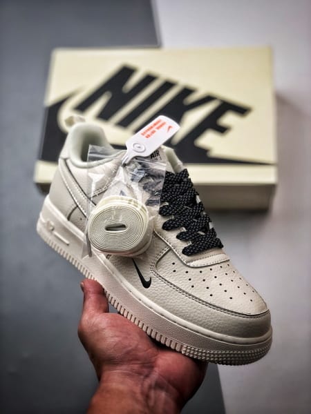 Air Force 1 '07 Low Creme e Preto - Vista 1