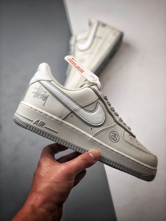 Stussy x Air Force 1 Low Creme e Cinza Reflectivo - Vista 3