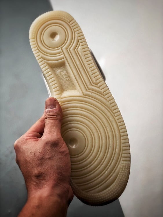 x Air Force 1 Mid Bege e Cinzento Camurca - Vista 4