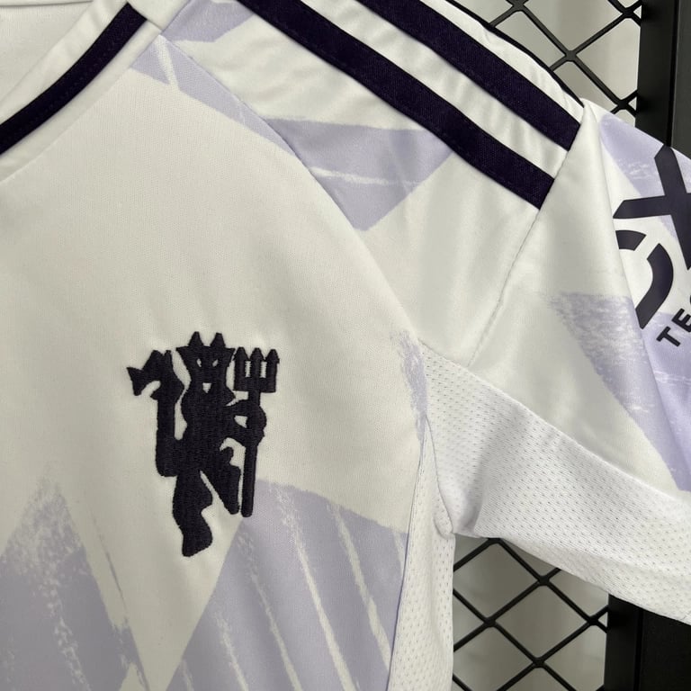 Manchester United Kids Third Kit 2025/26 - Vista 3