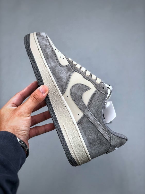 Stussy x Nike Air Force 1 Low 07 Cinza - Vista 2