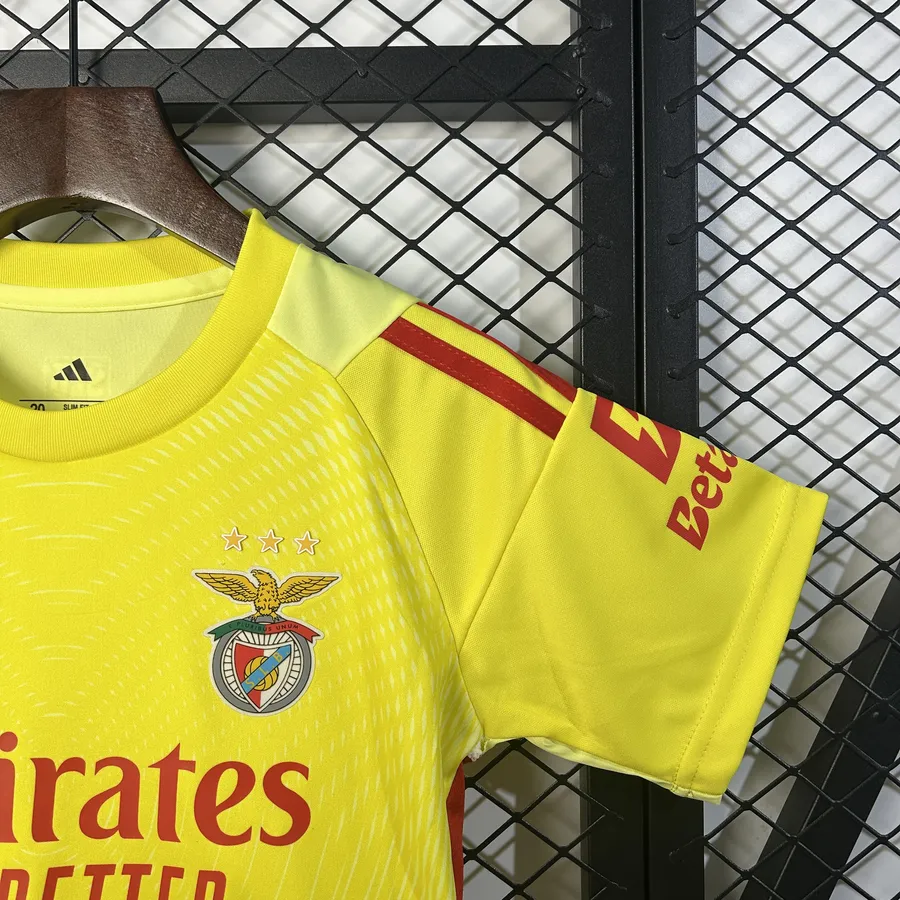 SL Benfica Kids Goalkeeper Kit 2025/26 - Vista 3