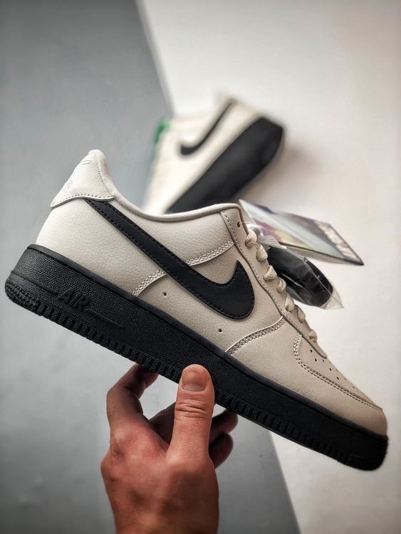 Nike Air Force 1 Low 07 Branco e Preto - Vista 4