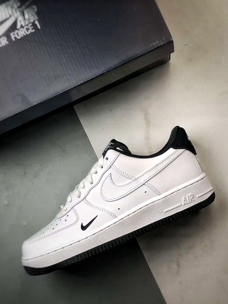 Air Force 1 '07 Low Branco com Mini Swoosh Preto - Vista 3