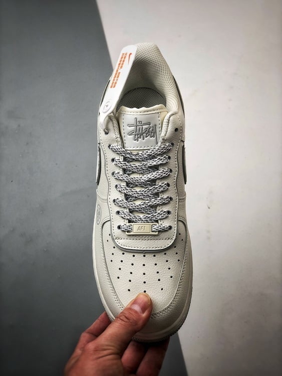 Stussy x Air Force 1 Low Creme e Cinza Reflectivo - Vista 2