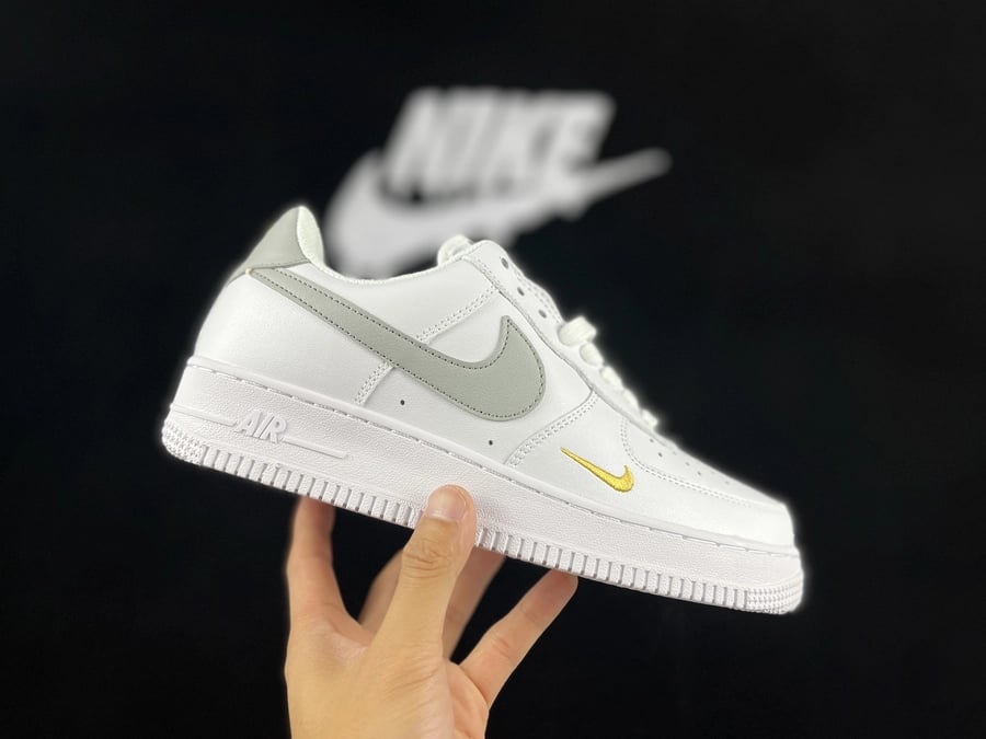 Air Force 1 Low Mini Swoosh Branco Cinza - Vista 4