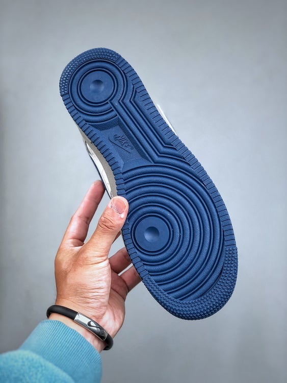 AKIRA x Nike Air Force 1 Low ’07 Cinzento Azul Camurça Estrela - Vista 3