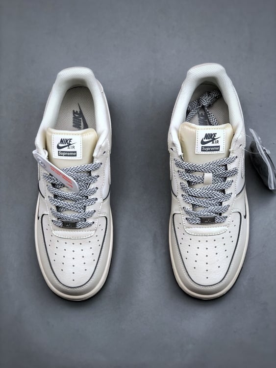 Nike Air Force 1 Low Supreme - Vista 6