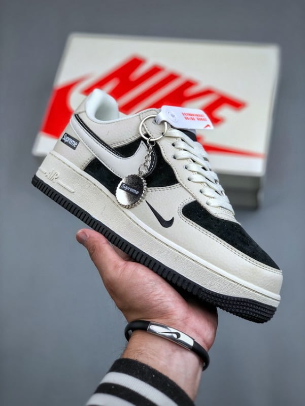 Air Force 1 '07 Low Supreme Bege e Preto com Gancho Duplo - Vista 1