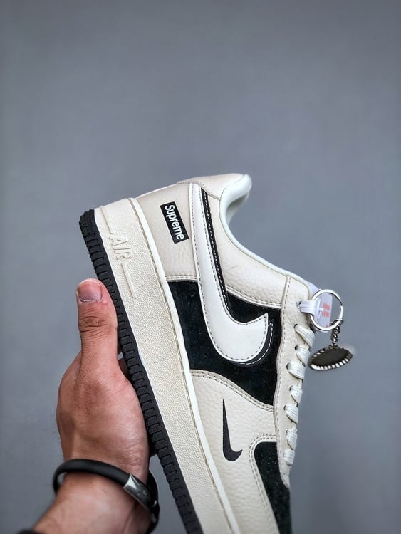 Air Force 1 '07 Low Supreme Bege e Preto com Gancho Duplo - Vista 5