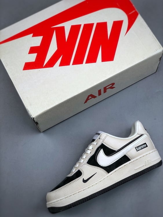 Air Force 1 '07 Low Supreme Bege e Preto com Gancho Duplo - Vista 8