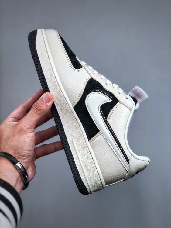 Air Force 1 '07 Low Supreme Bege e Preto com Gancho Duplo - Vista 9