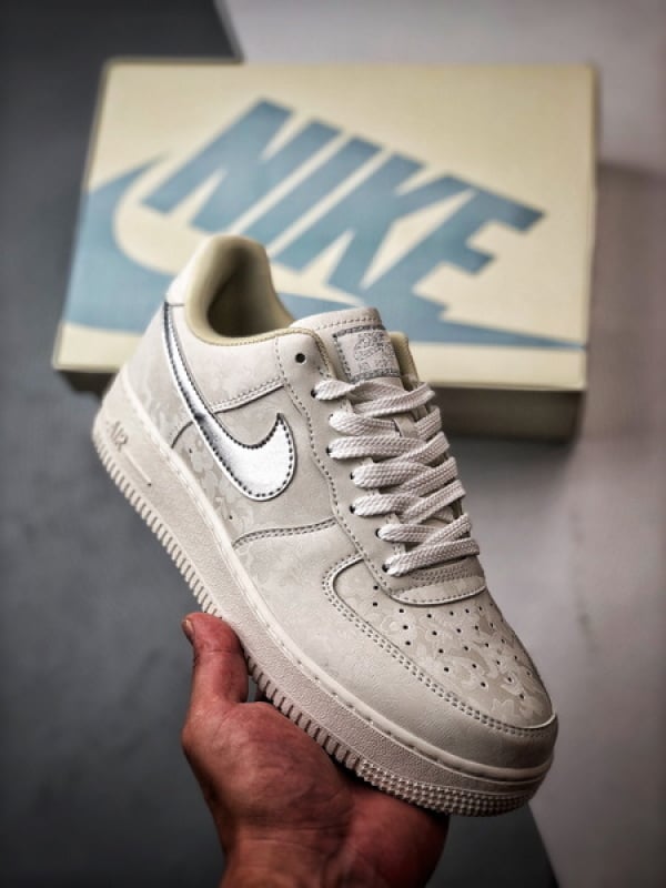 Air Force 1 '07 Low Yun Jinduan Off-White e Prata - Vista 1