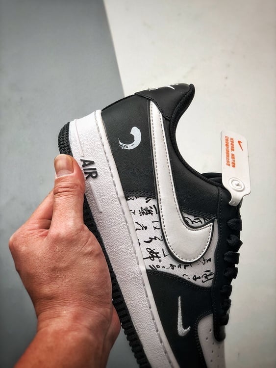 Air Force 1 '07 Low Lanting Preto e Branco - Vista 2