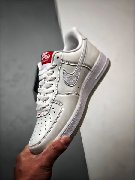 Air Force 1 '07 Low Raspável Branco e Vermelho - Vista 5