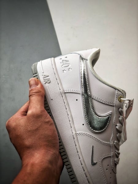 Air Force 1 '07 Low Aniversário Branco Prateado - Vista 2