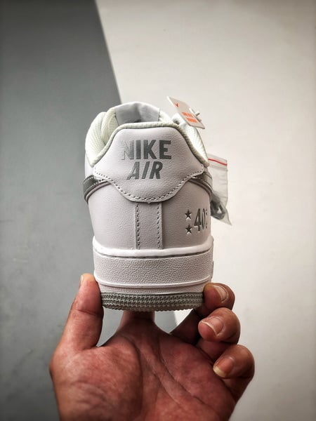 Air Force 1 '07 Low Aniversário Branco Prateado - Vista 3