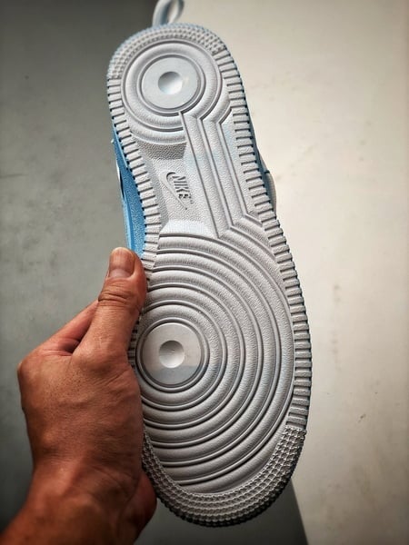 Air Force 1 '07 Low Pintura Azul e Branca com Cadarços - Vista 4