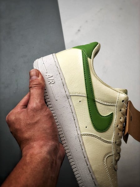 Air Force 1 '07 Low Creme e Verde - Vista 2