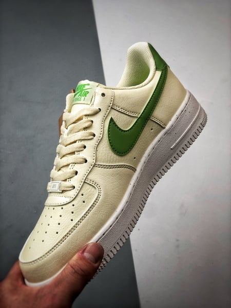Air Force 1 '07 Low Creme e Verde - Vista 5