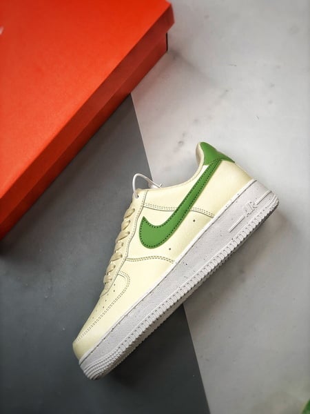 Air Force 1 '07 Low Creme e Verde - Vista 8