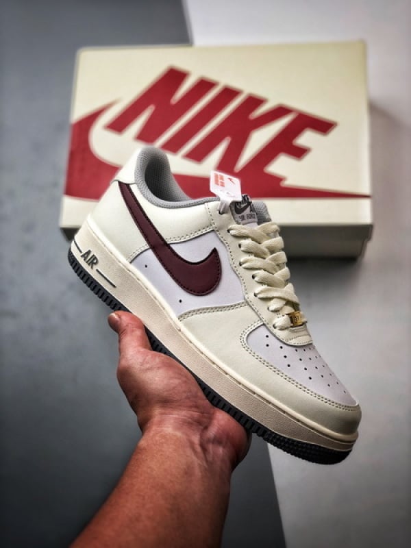 Air Force 1 '07 Low Creme e Vermelho Vinho Swoosh - Vista 1