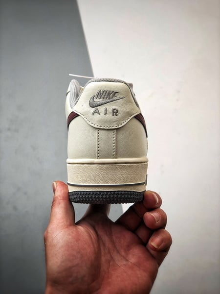 Air Force 1 '07 Low Creme e Vermelho Vinho Swoosh - Vista 3