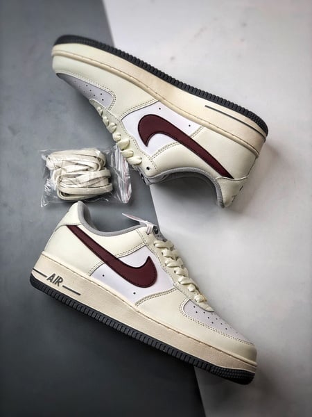 Air Force 1 '07 Low Creme e Vermelho Vinho Swoosh - Vista 6