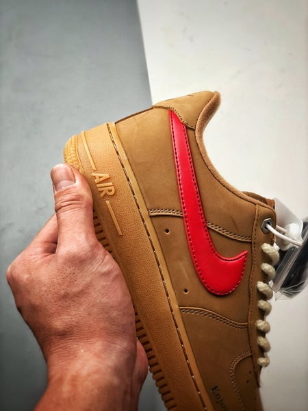 Air Force 1 '07 Low Trigo Marrom e Vermelho - Vista 2