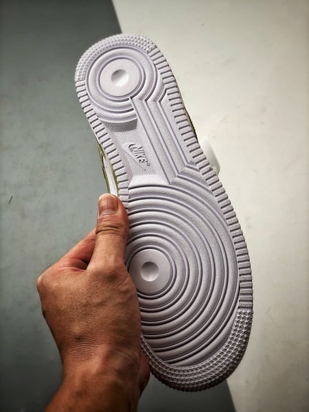 Air Force 1 '07 Low Branco, Preto e Verde Rasgado - Vista 4