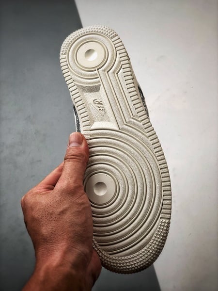 Air Force 1 '07 Low Marca do Tempo Prata e Bege - Vista 4