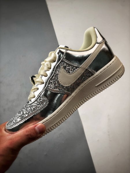 Air Force 1 '07 Low Marca do Tempo Prata e Bege - Vista 5