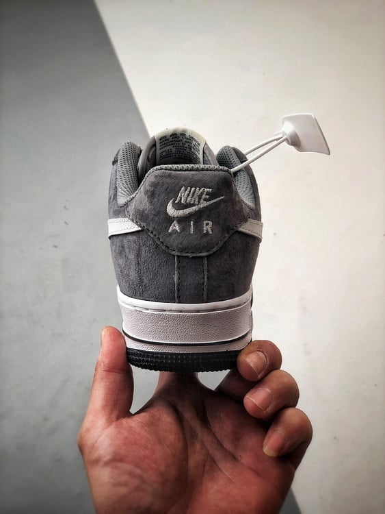 Nike Air Force 1 Low Escuro em Camurça - Vista 3