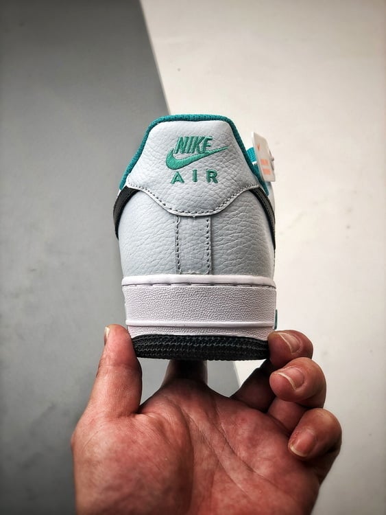 Air Force 1 '07 Low Branco Lua e Preto - Vista 3