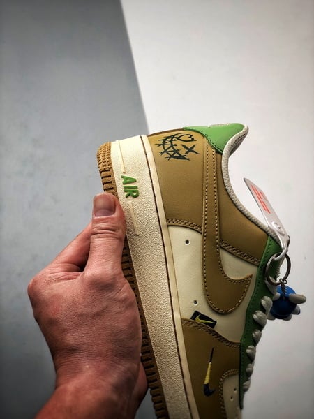 Air Force 1 '07 Low Marrom, Verde e Palhaço - Vista 2
