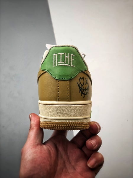 Air Force 1 '07 Low Marrom, Verde e Palhaço - Vista 3