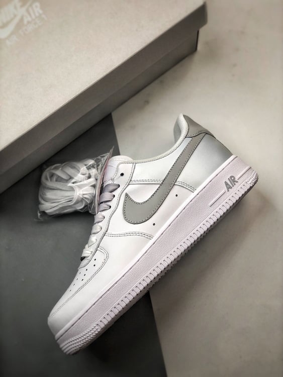 Air Force 1 '07 Low Cinza e Branco Gradiente - Vista 8