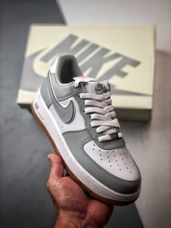 Air Force 1 '07 Low Cinza e Branco - Vista 1