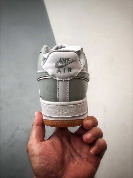Air Force 1 '07 Low Cinza e Branco - Vista 3