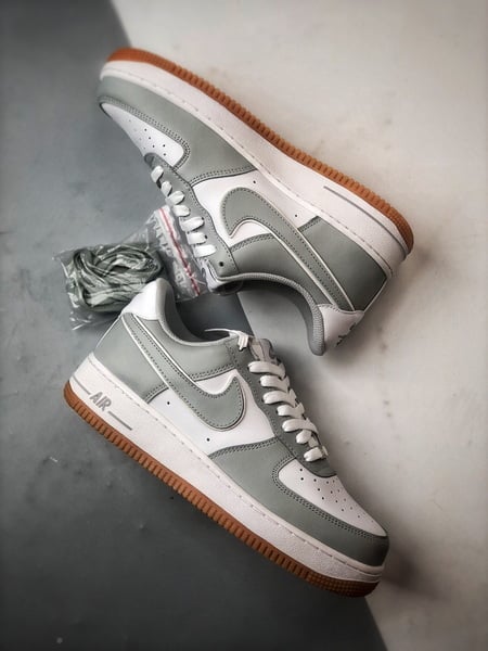 Air Force 1 '07 Low Cinza e Branco - Vista 6