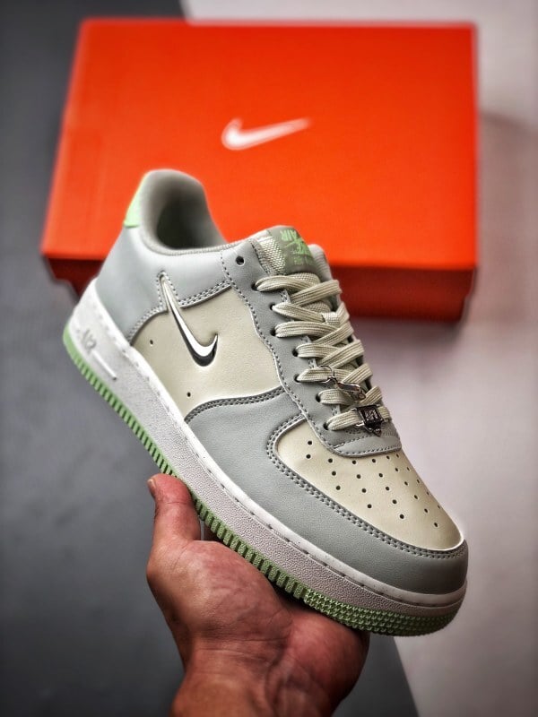 Air Force 1 '07 Low Cinzento Verde Metal Pequeno Gancho - Vista 1